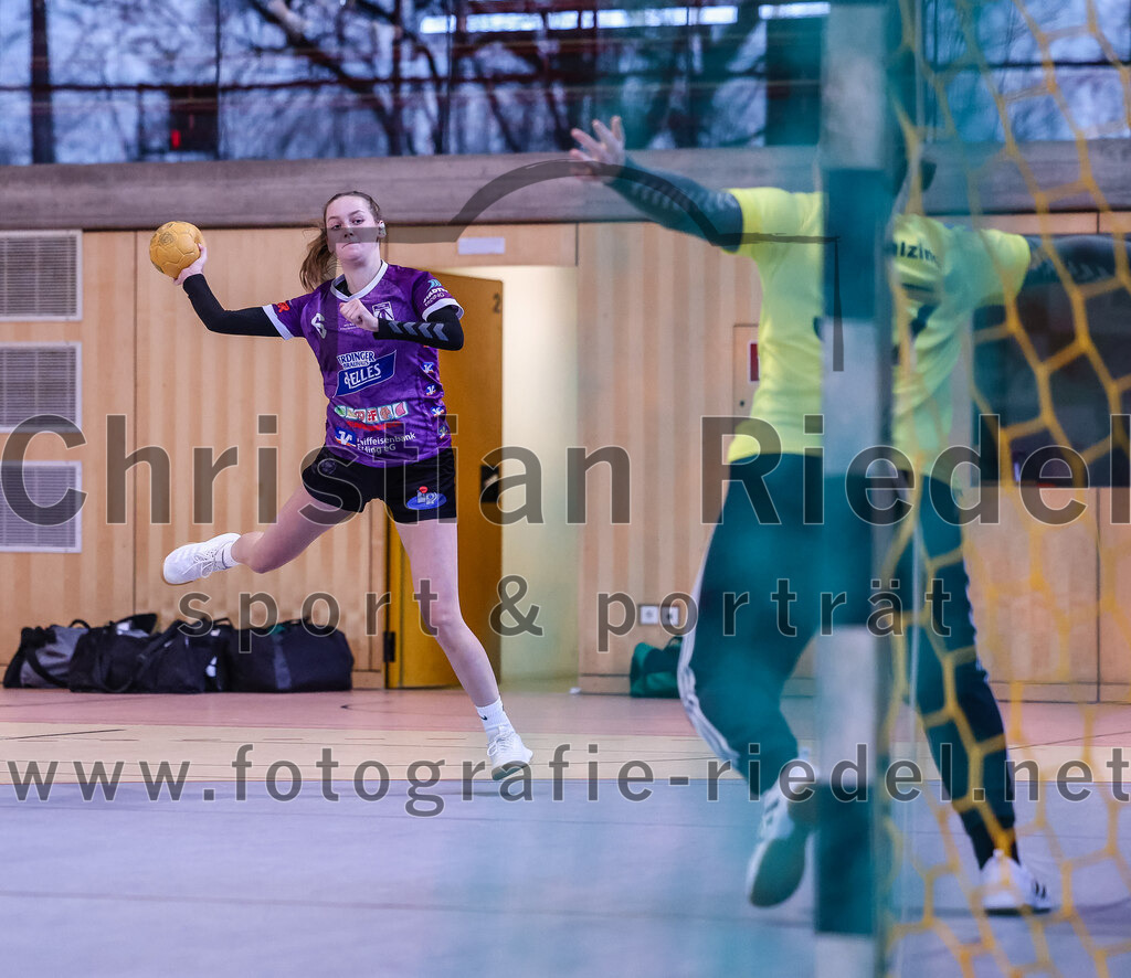 2024-12-14_044_SpVgg_Altenerding_gegen_SVA_Palzing | Erding, Deutschland, 14.12.2024:Handball, Bezirksoberliga Frauen Altbayern 2024 / 2024, 9. Spieltag, SpVgg Altenerding gegen SVA Palzing, Endergebnis: 20:30Lena Graf (SpVgg Altenerding, #6), Torfrau Julia Zierer (SVA Palzing, #37)Foto: Christian Riedel / fotografie-riedel.net