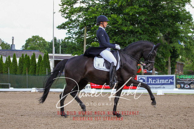 DKP41674 | Turnierfotos kaufen im Webshop von Daniel Kuhl Photography – entdecke professionelle Reitsportfotos aus Turnieren & Events. Hochwertige Turnierbilder online bestellen & sichern. Jetzt Fotos von Reitsportturnieren kaufen!