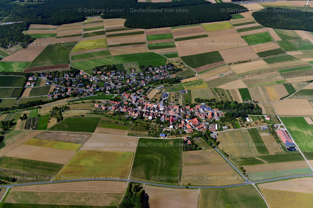 3650321 | LINDELBACH 31.08.2016 Landwirtschaftliche Nutzflächen und Feldgrenzen  umsäumen das Siedlungsgebiet des Dorfes in Lindelbach im Bundesland Bayern, Deutschland // Agricultural land and field boundaries surround the settlement area of the village  in Lindelbach in the state Bavaria, Germany Foto: Gerhard Launer