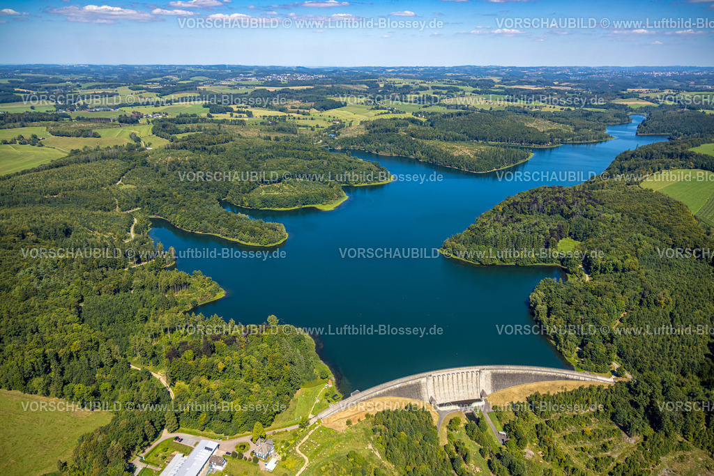 Kierspe250813360 | Luftbild, Kerspetalsperre mit Staudamm und Waldgebiet, Fernsicht, blauer Himmel mit Wolken, Großfastenrath, Wipperfürth, Sauerland, Nordrhein-Westfalen, Deutschland