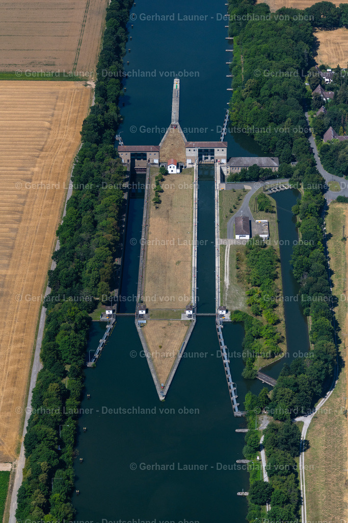 4036088 | ÜFINGEN 31.07.2020 Sperrwerk- Schleusenanlagen " Schleuse Üfingen " am Stichkanal Salzgitter in Üfingen im Bundesland Niedersachsen, Deutschland. Weiterführende Informationen bei: Wasserstraßen- und Schifffahrtsverwaltung des Bundes, Außenbezirk Brohl. // Barrage sluice systems " Schleuse Uefingen " on the branch canal Salzgitter in Uefingen in the state Lower Saxony, Germany. Further information at: Wasserstrassen- und Schifffahrtsverwaltung des Bundes, Aussenbezirk Brohl. Foto: Gerhard Launer