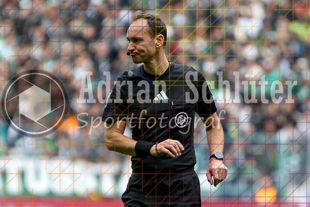 04.04.2026, GER, Fussball, Herren, 1. BL, Saison 2025/2026, Borussia Mönchengladbach - 1. FC Heidenheim | Schiedsrichter Bastian Dankert gestikuliert, Gestik 