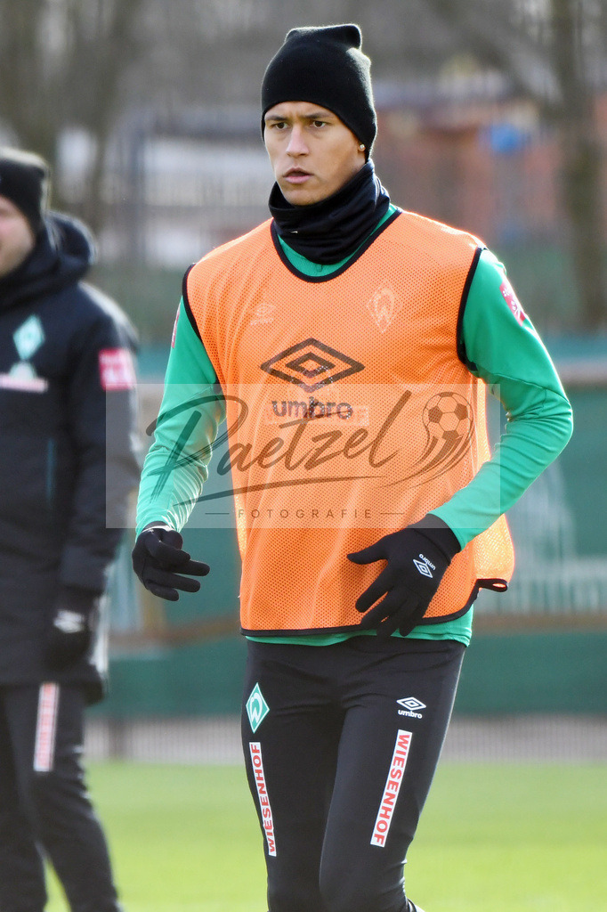 20200212_TRASVW_0021 | Fussball, Herren: Davie Selke (Werder Bremen) schaut waehrend der Trainingseinheit des SV Werder Bremen auf dem wohninvest Weserstadion Trainingsplatz am 12.02.2020 in Bremen, Deutschland. - Realisiert mit Pictrs.com
