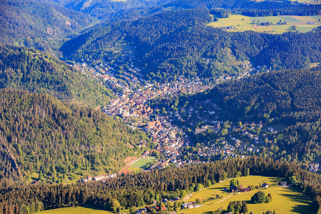 Luftbild: Stadtansicht aus Süden in Schramberg im Bundesland Baden-Württemberg in Deutschland.Foto: IMG_156577.jpg vom 17.05.2026 durch Werner Riehm/FLY-FOTO.deAuflösung des Originals: 6000 x 4000 px