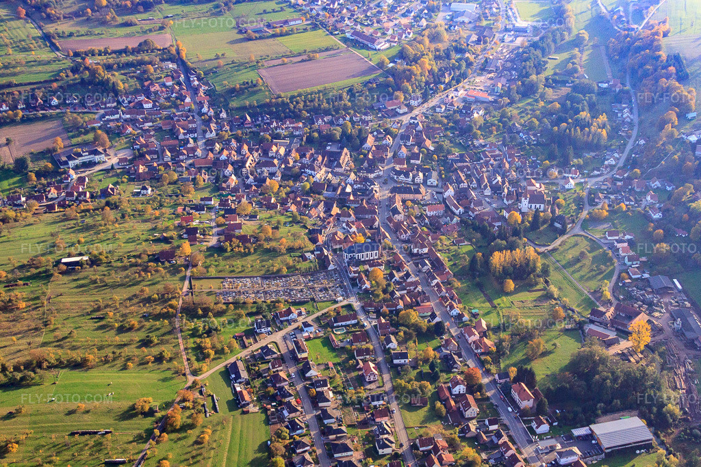 Aerial view: View of the town from the north in Lembach in the state Bas-Rhin, France. – Photo: IMG_54068.jpg taken on 10/21/2012 by Werner Riehm/FLY-FOTO.com – Resolution of the original: 4411 x 2940 px