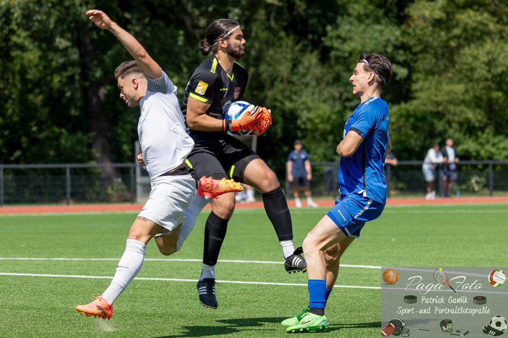 Testspiel: Spvgg. 03 Fechenheim - Türk Gücü Friedberg, 13.07.2024 | Finn Landburg (Türk Gücü Friedberg #1) & Felix Casalino (Spvgg. 03 Fechenheim #11) & Anthony Letica (Türk Gücü Friedberg #3), Spvgg. 03 Fechenheim - Türk Gücü Friedberg, Frankfurt am Main, Sportanlage Birsteiner Straße, 13.7.2024 - Realisiert mit Pictrs.com