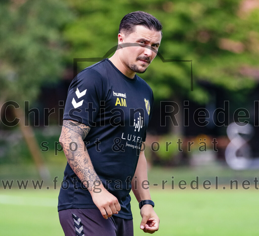 2023-07-23_094_SV_Anzing_gegen_SC_Kirchasch | Anzing, Deutschland, 23.07.2023:
Fußball, Kreisliga 2023 / 2024, Testspiel, SV Anzing gegen SC Kirchasch, Endergebnis: 5:1

Trainer Alexander Mrowczynski (SC Kirchasch)

Foto: Christian Riedel / fotografie-riedel.net