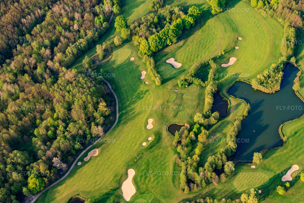Aerial view: Greens and ponds at the Baden-Baden Golf Club Soufflenheim in Soufflenheim in the state Bas-Rhin, France. – Photo: IMG_39520.jpg taken on 04/14/2011 by Werner Riehm/FLY-FOTO.com – Resolution of the original: 4752 x 3168 px
