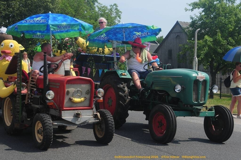 Geißmannsdorf-2026-Festumzug-143 | Festumzug in Geißmannsdorf bei Bischofswerda im Juni 2026. Fotografische Eindrücke und Momentaufnahmen vom Festumzug anläßlich des 800-jährigen Bestehens von Geißmannsdorf - mit Teilnehmern und Gästen, Strohpuppen und geschmückten Vorgärten und Grundstücken - Realisiert mit Pictrs.com