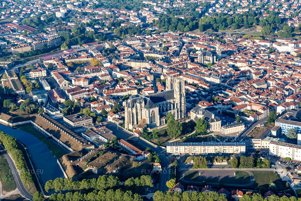 Vue aérienne: Cathédrale Saint-Étienne de Toul à le quartier Croix de Metz Croix d'Argent in Toul dans le département Meurthe et Moselle, France. Photo: IMG_118111.jpg prise le 15/09/2019 par Werner Riehm/FLY-FOTO.eu – Résolution de l'original: 5472 x 3648 px