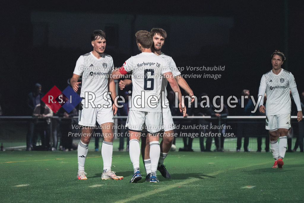RS-1-140057 | Harburger Spieler freuen sich über das Unentschieden und auf das Elfmeterschießen.