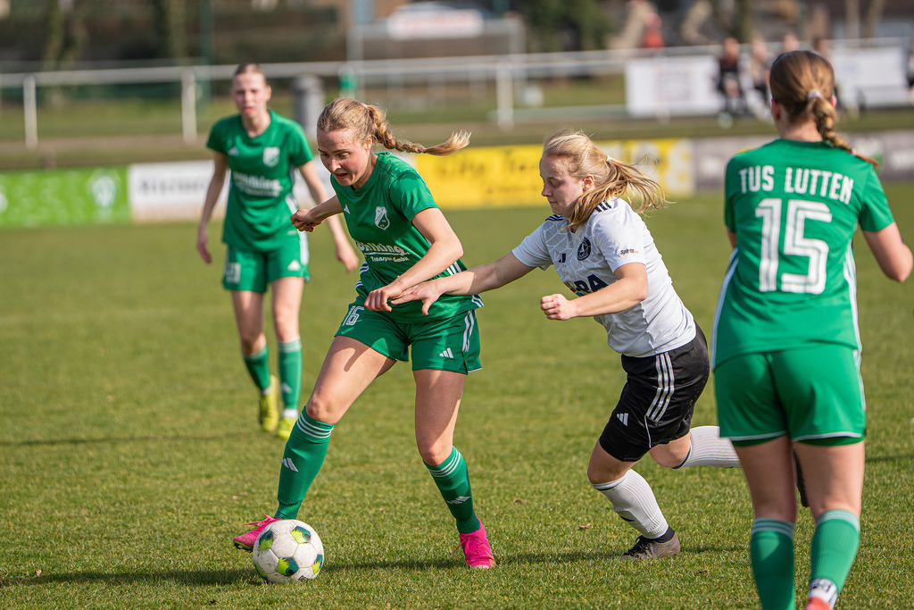 Fußball I Frauen I Saison 2025-2026 I Oberliga Niedersachsen I 15. Spieltag I TuS Lutten - FC Jesteburg-Bendestorf I 6799 | jns.sportfotos - Realisiert mit Pictrs.com