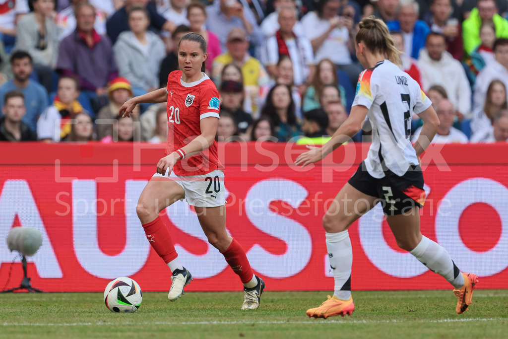 Fussball, EM-Qualifikation Frauen, Deutschland - Österreich | v.li.: Lilli Purtscheller (Österreich, 20) am Ball, Einzelbild, Ganzkörper, Aktion, Action, Spielszene, Sarai Linder (Deutschland, DFB, 2)