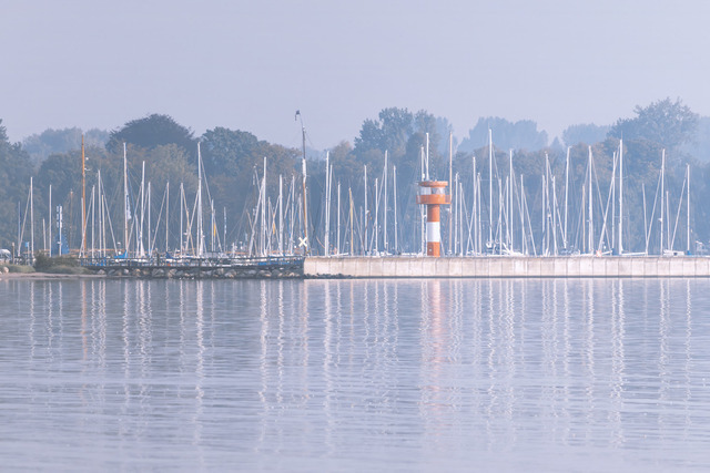 Wandbild: Nebliger Morgen am Yachthafen