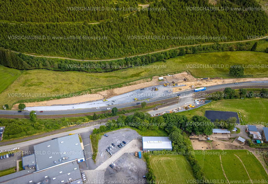 Erndtebrueck240709914 | Luftbild, Baustelle mit Erneuerung Bahnübergang "Im Grünewald" an der Ederstraße, Waldgebiet mit Waldschäden, Erndtebrück, Kreis Siegen-Wittgenstein, Nordrhein-Westfalen, Deutschland