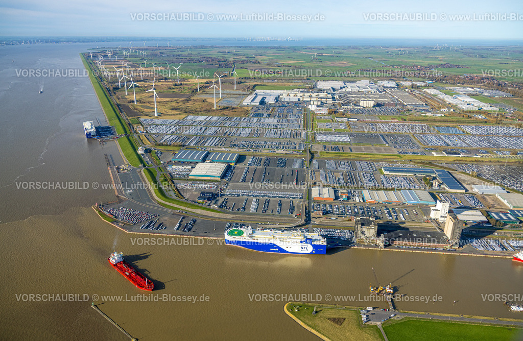 Emden251104678 | Luftbild, Volswagenwerk Emden, PKW Logistik, Volkswagen PKW Verladestation, Außenhafen Emden mit SFL Schiff Wolfsburg Car Carriers und rotes Schiff Latana Öl und Chemie Tanker,  Solarpark, Emden, Norddeutschland, Ostfriesland, Niedersachsen, Deutschland