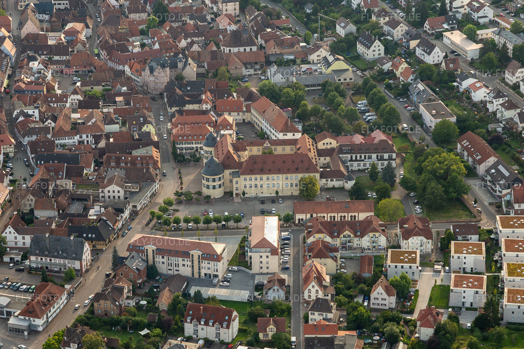 Schloss Bad Bergzabern | Luftbild: Schloss Bad Bergzabern in Bad Bergzabern im Bundesland Rheinland-Pfalz in Deutschland. Foto: IMG_128419.jpg vom 21.08.2021 durch ©2025 Werner Riehm fly-foto.de/copyright - Realisiert mit Pictrs.com