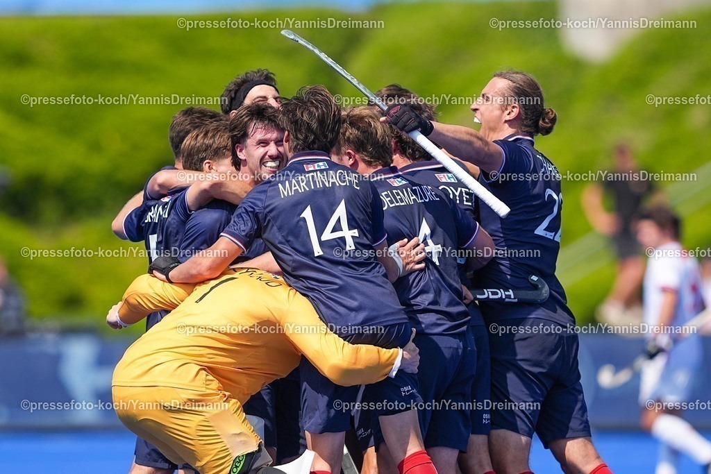 xydrx12082501037 | 12.08.2025, xydrx, Herren EuroHockey Championship 2025, Gruppenphase, Gruppe B, Frankreich - England, Sparkassenpark Mönchengladbach: die Französische Feldhockey Nationalmannschaft jubelt über den 3:2 Sieg