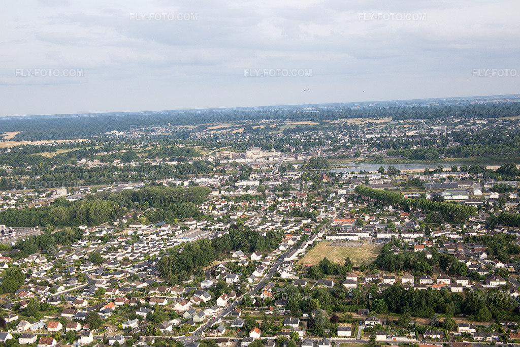 Aerial view: View of the town in Nazelles-Négron in the state Indre et Loire, France. – Photo: IMG_082319.jpg taken on 06/20/2015 by Werner Riehm/FLY-FOTO.com – Resolution of the original: 5472 x 3648 px