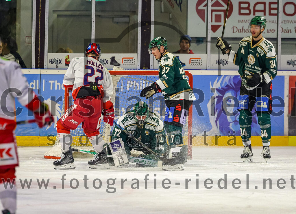 2025-11-16_117_TSV_Erding_gegen_Selber_Woelfe | Erding, Deutschland, 16.11.2025:Eishockey, Oberliga Süd 2025 / 2026, 17. Spieltag, TSV Erding gegen Selber Wölfe, Endergebnis: 3:1Dominik Müller (Selber Wölfe, #22), Torwart David Zabolotny (Erding Gladiators, #72), Thomas Matheson (Erding Gladiators, #37), Bastian Cramer (Erding Gladiators, #34)Foto: Christian Riedel / fotografie-riedel.net
