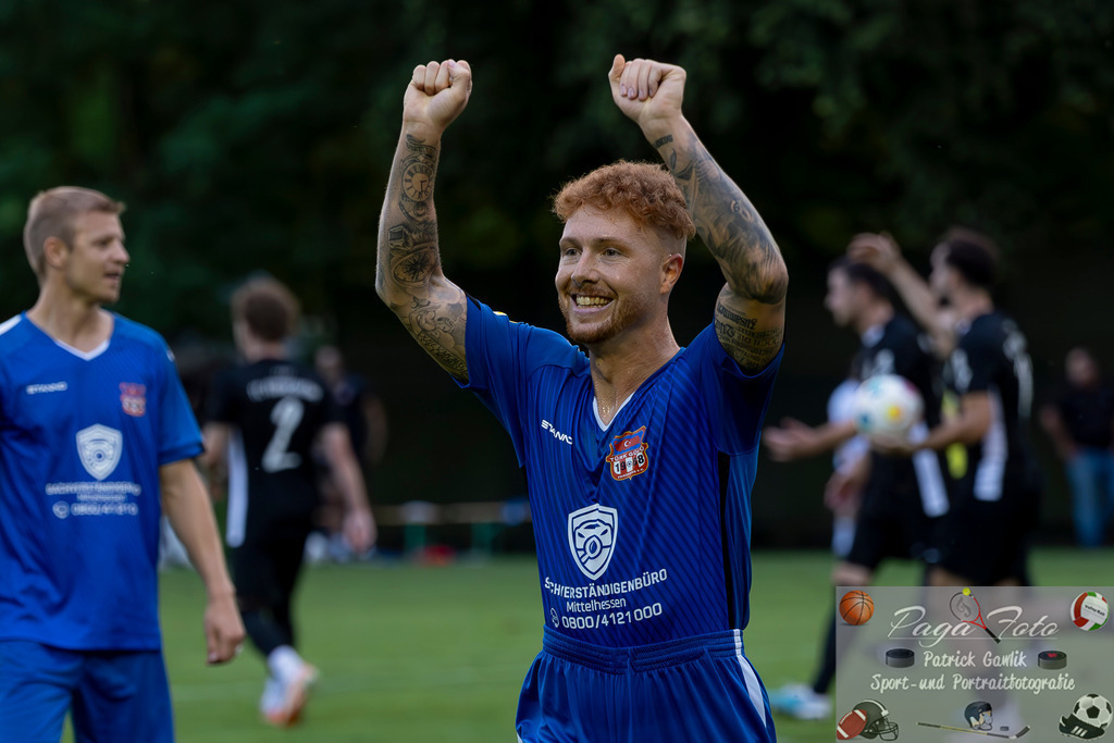 Hessenliga: Türk Gücü Friedberg - FC Eddersheim, 09.08.2024 | Noah Michel (Türk Gücü Friedberg #33) erzielte das Tor zum 4:3 und jubelt, Türk Gücü Friedberg - FC Eddersheim, Friedberg, Städtischer Sportplatz, 9.8.2024 - Realisiert mit Pictrs.com