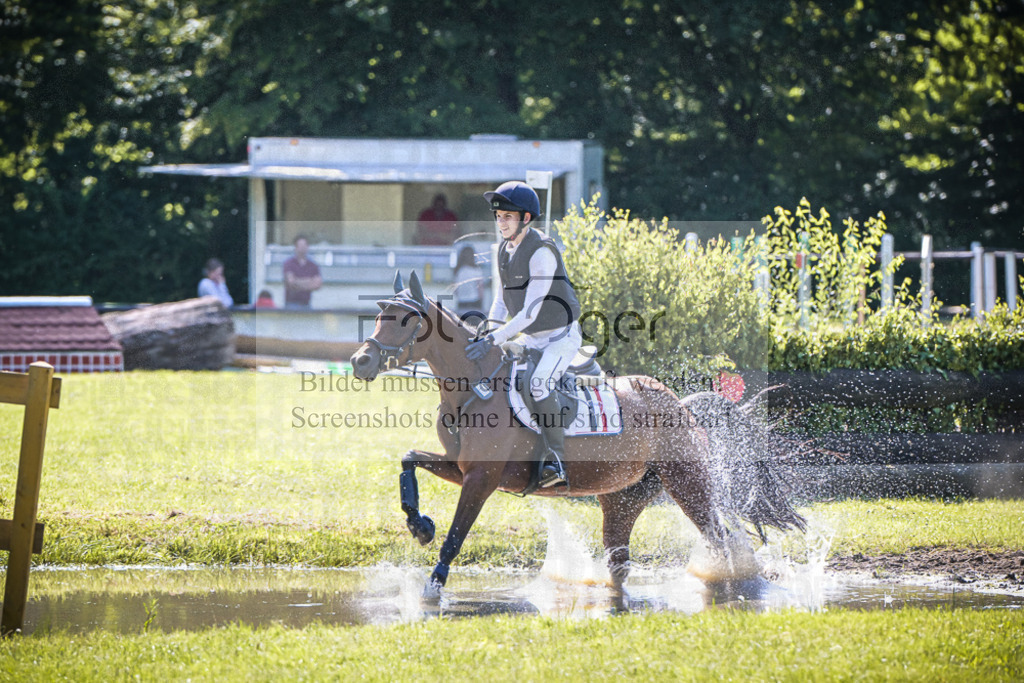 DOS_6510 | Entdecke hochwertige Reitturnierfotos von Foto Oger. Professionell, emotional und authentisch – jetzt Lieblingsmomente im Shop bestellen.Deutschlandweite Turnierfotografie. - Realisiert mit Pictrs.com