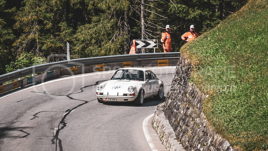 19. Arosa ClassicCar 2023 - 2. September 2023 | 19. Arosa ClassicCar 2023
Arosa, Schweiz
Gresly Daniel aus Breitenbach mit der Startnummer 257 in einem Porsche 911, Jahrgang 1970, in der Klasse Classic Trophy.
@arosaclassiccar, @arosa.official, #arosaclassiccar, #arosa, #76curves, #classiccar
Bild: Sportfotografie Markus Aeschimann | www.markus-aeschimann.ch - Realisiert mit Pictrs.com