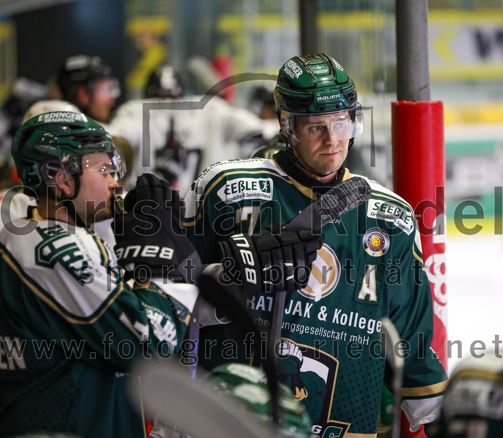 2026-01-30_102_TSV_Erding_gegen_EHF_Passau_Black_Hawks | Erding, Deutschland, 30.01.2026:Eishockey, Oberliga Süd 2025 / 2026, 42. Spieltag, TSV Erding gegen EHF Passau Black Hawks, Endergebnis: 2:6Jesse Kauhanen (Erding Gladiators, #4), Elia Ostwald (Erding Gladiators, #17)Foto: Christian Riedel / fotografie-riedel.net