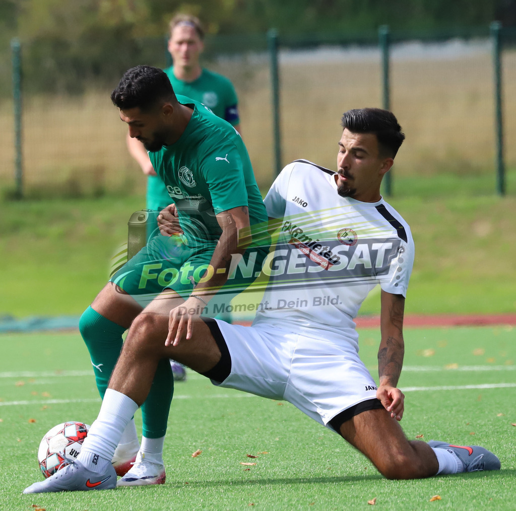 VfL Holsen - TuS GW Pödinghausen | Auf dem Bild zu sehen: weiß VfL Holsen: Niklas Jaschke ; grün GW Pödinghausen: Hashem CelikVfL Holsen, TuS GW Pödinghausen, Saison 25/26, Kreispokal, Holsen, Deutschland - Realisiert mit Pictrs.com