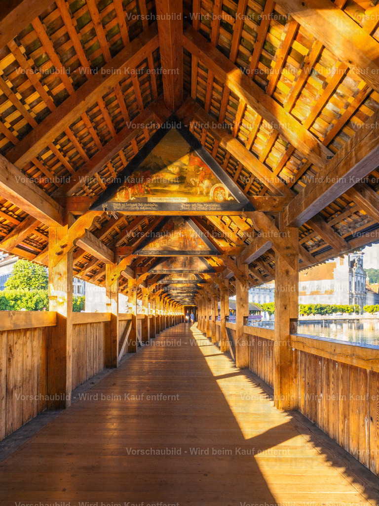 Kapellbrücke Luzern im Sommerlicht | Sommerliche Ansicht der Kapellbrücke in Luzern mit blühenden Blumen - Realisiert mit Pictrs.com