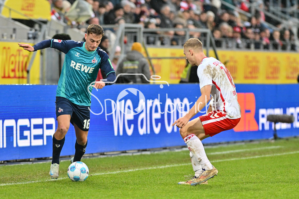 SSV Jahn Regensburg - 1. FC Köln | im Duell Marvin Ayhan OBUZ (1. FC Koeln 16) und Louis BREUNING (SSV Jahn Regensburg 16) / Zweikampf / 2. Bundesliga: SSV Jahn Regensburg - 1. FC Koen, Jahnstadion am 08.12.2024