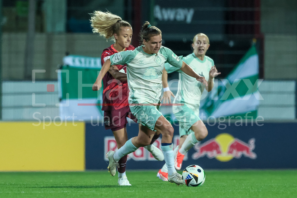Fussball, Google Pixel Frauen-Bundesliga, RB Leipzig - SV Werder Bremen | v.li.: Jenny Hipp (RB Leipzig, 19) und Rieke Dieckmann (SV Werder Bremen, 22) im Zweikampf, Duell, Dynamik, Aktion, Action, Spielszene, DIE DFB-RICHTLINIEN UNTERSAGEN JEGLICHE NUTZUNG VON FOTOS ALS SEQUENZBILDER UND/ODER VIDEOÄHNLICHE FOTOSTRECKEN. DFB REGULATIONS PROHIBIT ANY USE OF PHOTOGRAPHS AS IMAGE SEQUENCES AND/OR QUASI-VIDEO.