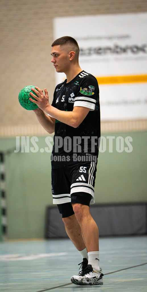 Handball I Herren I Saison 2025-2026 I Verbandsliga West I 13. Runde I SFN Vechta - HSG Varel II I 7933 | Nisse Riecken (55, SFN Vechta) - Realisiert mit Pictrs.com
