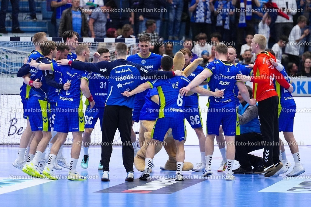 xYDRx11042601031 | 11.04.2026, xydrx, Handball, 1.HBL, VfL Gummersbach - HSG Wetzlar, Schwalbe-Arena: Die Spieler der des VfL Gummersbach feiern den Sieg   Photo: xYannisxDreimannxPressefotoKochx