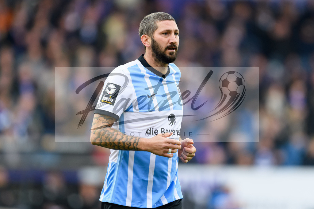 OSNTSV20211106_026 | Fussball, Herren: Sascha Moelders (TSV 1860 Muenchen) schaut bei dem Spiel der 3. Liga zwischen VfL Osnabrueck und TSV 1860 Muenchen im Stadion an der Bremer Bruecke am 06.11.2021 in Osnanbrueck, Deutschland.DFB / DFL REGULATIONS PROHIBIT ANY USE OF PHOTOGRAPHS AS IMAGE SEQUENCES AND/OR QUASI-VIDEO. - Realisiert mit Pictrs.com