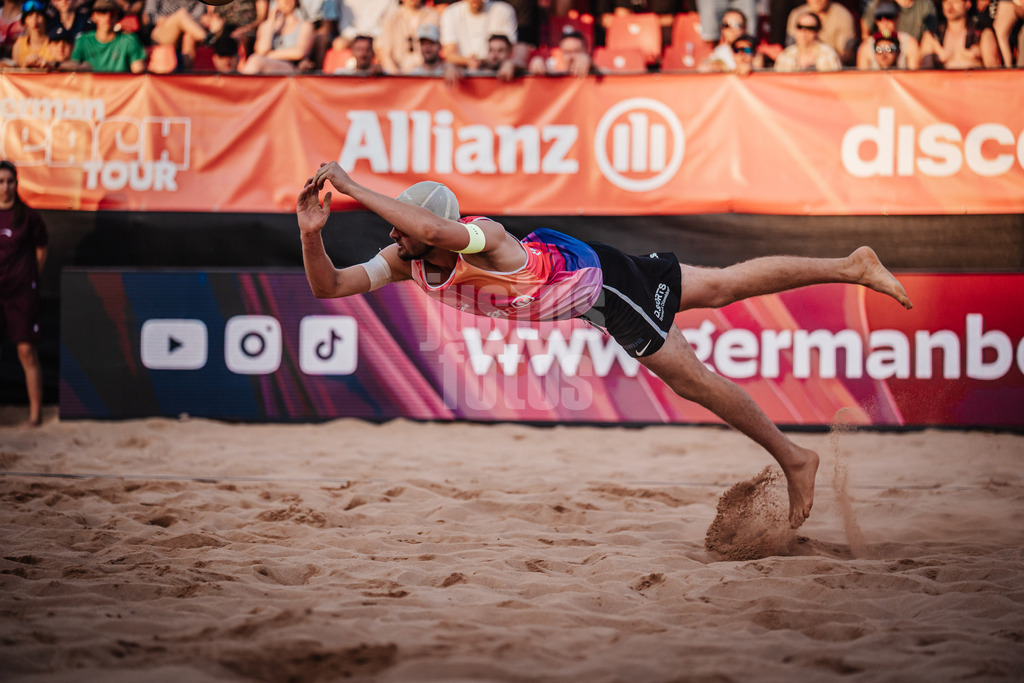 Beachvolleyball | Männer | Allianz German Beach Tour 2025 | Tourstop München | 05.07.2025 | Benedikt Sagstetter springt zum Ball