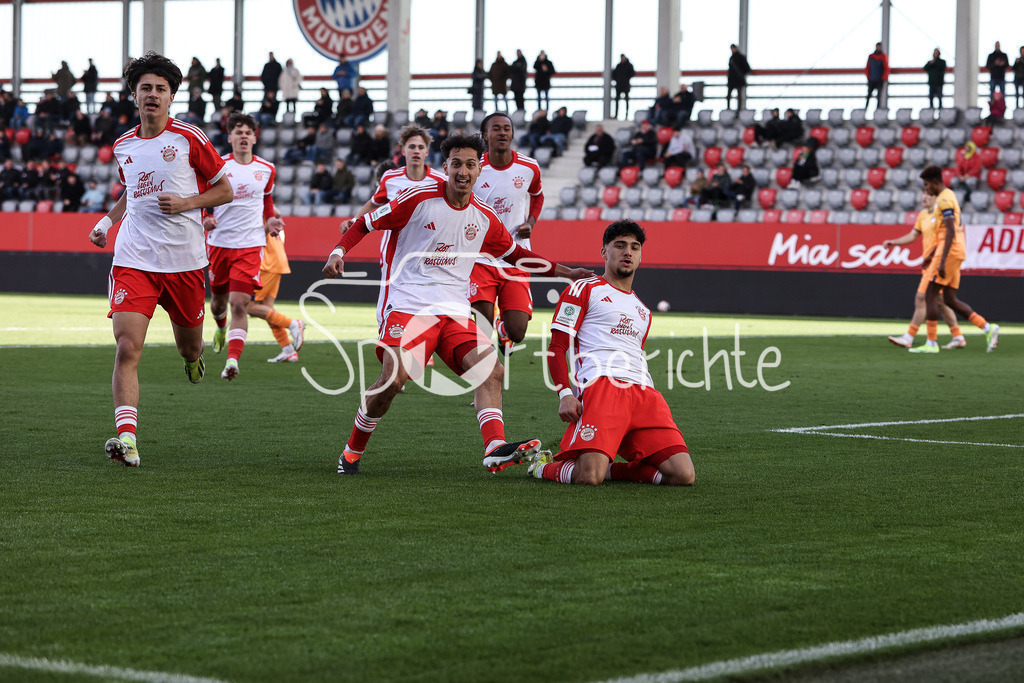 FC Bayern München U19 - TSG 1899 Hoffenheim U19 | Jubel nach dem Treffer zum 1-o fuer den FC Bayern durch Emirhan DEMIRCAN (FCB #11) / Torschuezte / Tor / Freude / Happy