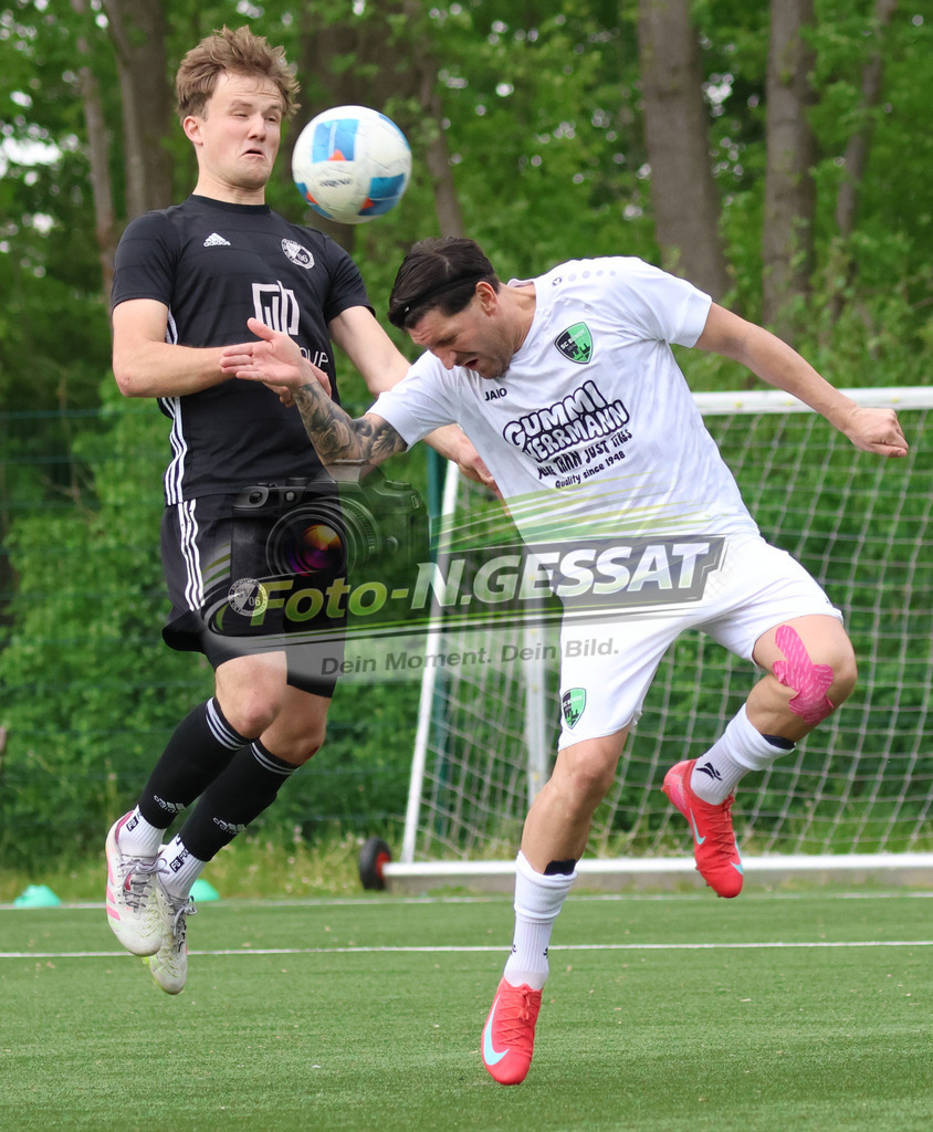 SC Bünde - SV Oetinghausen | Auf dem Bild zu sehen: weiß SC Bünde: Andrej Gorr ; schwarz SV Oetinghausen: Lasse Kasch SC Bünde, SV Oetinghausen, Saison 25/26, Bezirksliga, Hunnebrock, Deutschland - Realisiert mit Pictrs.com