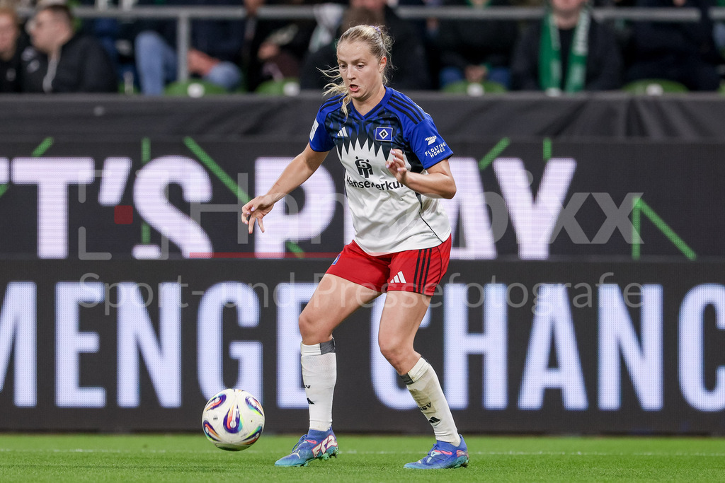 Fussball, Google Pixel Frauen-Bundesliga, SV Werder Bremen - Hamburger SV | Nina Räcke (Hamburger SV, 39) am Ball, Freisteller, Einzelbild, Ganzkörper, Aktion, Action, Spielszene, DIE DFB-RICHTLINIEN UNTERSAGEN JEGLICHE NUTZUNG VON FOTOS ALS SEQUENZBILDER UND/ODER VIDEOÄHNLICHE FOTOSTRECKEN. DFB REGULATIONS PROHIBIT ANY USE OF PHOTOGRAPHS AS IMAGE SEQUENCES AND/OR QUASI-VIDEO.