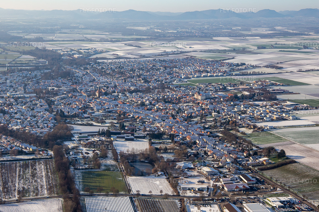 Luftbild: untere Hauptstraße im Winter bei Schnee in Herxheim bei Landau im Bundesland Rheinland-Pfalz in Deutschland. Foto: IMG_135510.jpg vom 16.12.2022 durch Werner Riehm/FLY-FOTO.de
