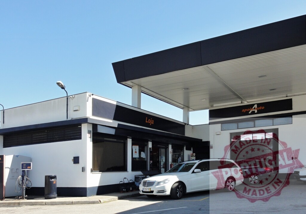 Gas station and auto service garage under blue sky | Modern service station building with a convenience store and auto repair shop under a clear sky - Realized with Pictrs.com