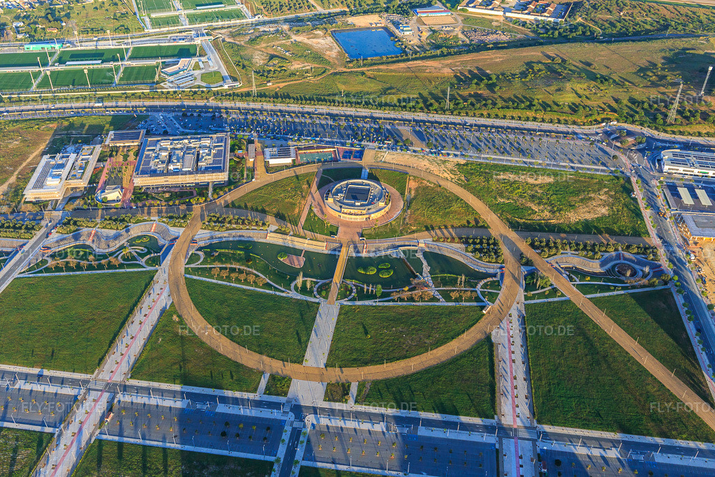 Luftbild: Research and Development Park Dehesa de Valme , S.A. mit Ciudad del Conocimiento vor der Universidad Loyola (Campus Sevilla) am Park Lago de la Vida in Dos Hermanas im Bundesland Sevilla in Spanien. – Foto: IMG_145675.jpg vom 22.04.2025 durch Werner Riehm/FLY-FOTO.de – Auflösung des Originals: 5469 x 3646 px – WWW.ULOYOLA.ES