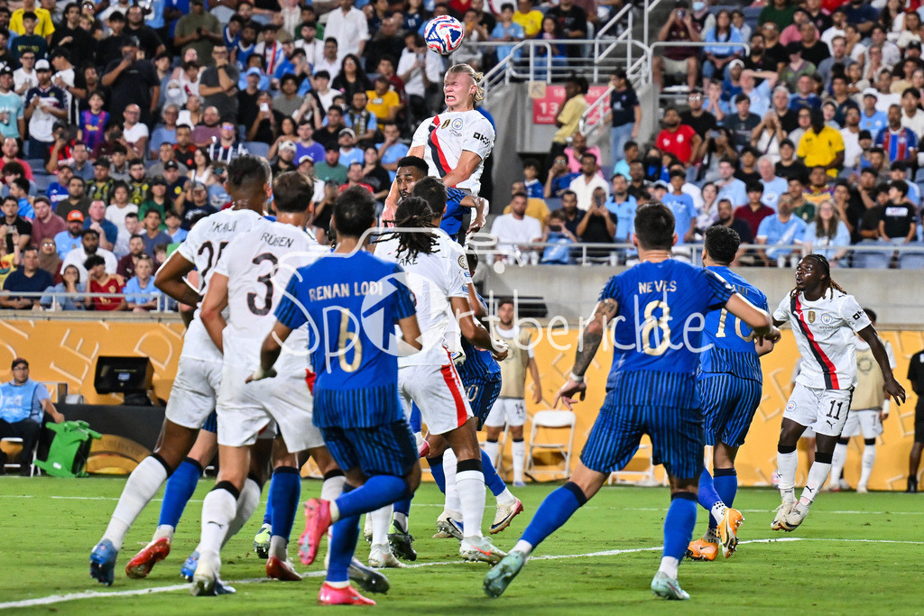 Manchester City - Al-Hilal SFC | in dieser Szene kommt Erling HAALAND (Manchester City 9) im Strafraum zum Kopfball / FIFA Club World Cup: Manchester City - Al-Hilal SFC, Camping World Stadium am 30.06.2025 / NOT FOR SALE IN USA