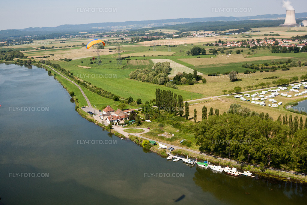 Aerial view: Moselle ferry landing in Kœnigsmacker in the state Moselle, France. – Photo: IMG_29673.jpg taken on 06/27/2010 by Werner Riehm/FLY-FOTO.com – Resolution of the original: 4752 x 3168 px