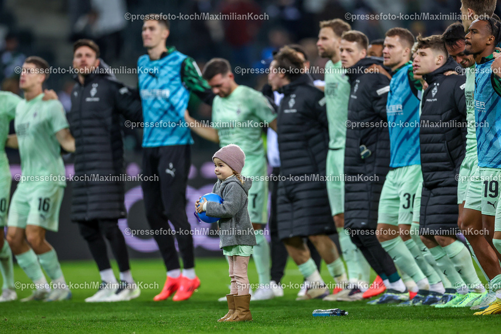 BMG24112401050 | 24.11.2024, Fußball, Borussia Mönchengladbach - FC St. Pauli, 1. Fußball Bundesliga, Borussia-Park, Saison 2024 2025: Abschlussjubel nach dem 2:0 Sieg der Borussia. Die Mannschaft steht jubelnd auf dem Feld. Die Tochter von Julian Weigl (Mönchengl. #8) steht zusammen mit der Mannschaft vor der Nordkurve und hüpft vor Freude.DFB regulations prohibit any use of photographs as image sequences and or quasi-video.