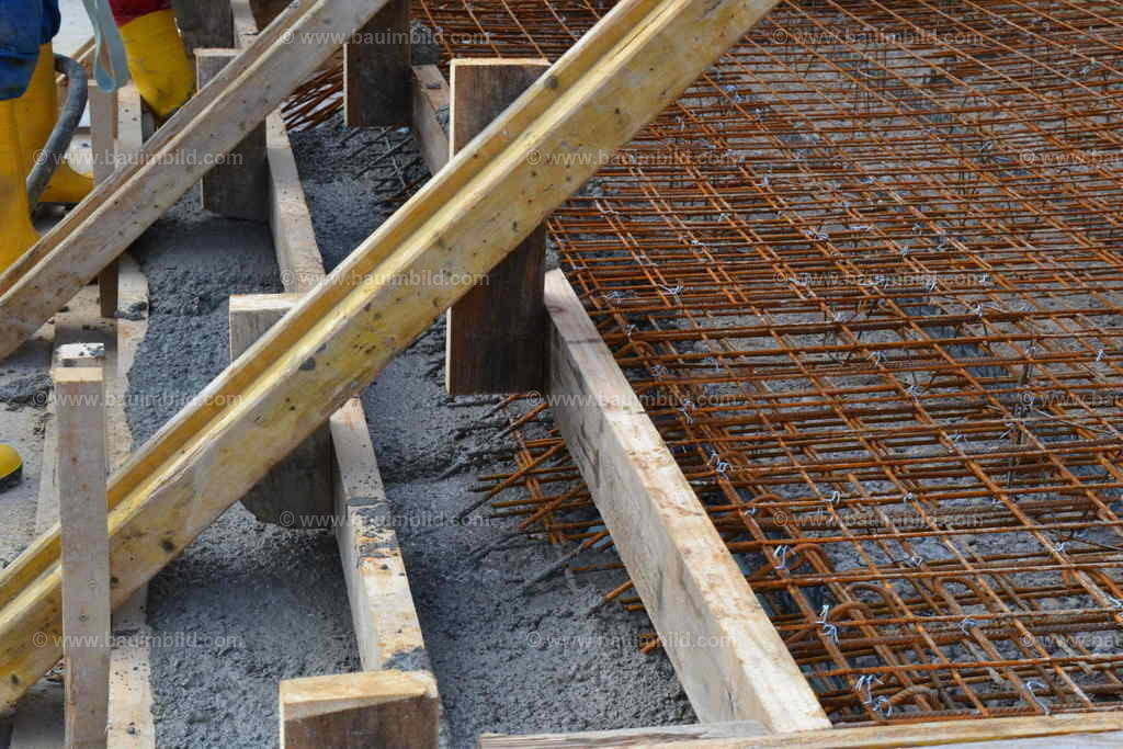 Betoneinbau Betontreppe | Eingeschalte Betontreppe mit teilweise betonierten Stufen und Podestbewehrung