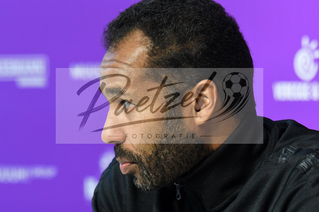 20200127_PKOSNA_0004 | Fußball, Herren: Trainer Daniel Thioune (VfL Osnabrück) schaut bei der Pressekonferenz des VfL Osnabrück am 27.01.2020 im Stadion an der Bremer Brücke in Osnabrück, Deutschland.(Foto von Nico Paetzel) - Realisiert mit Pictrs.com