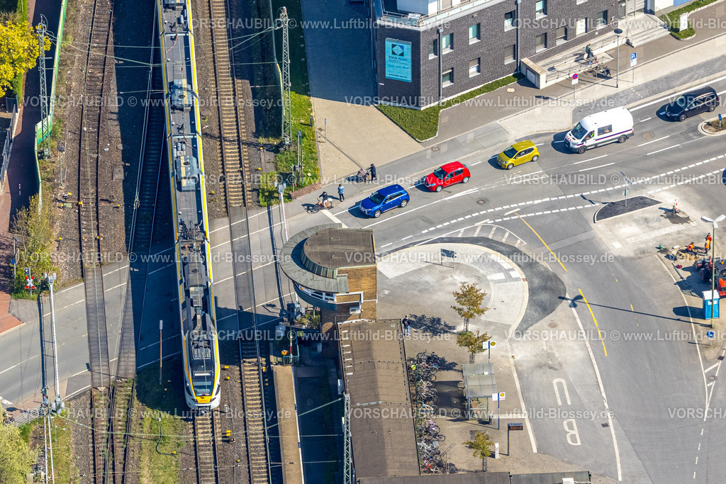 Boenen260401074-3 | Luftbild, Bahnübergang Oststraße mit S-Bahn am Bahnhof, Bönen, Ruhrgebiet, Nordrhein-Westfalen, Deutschland