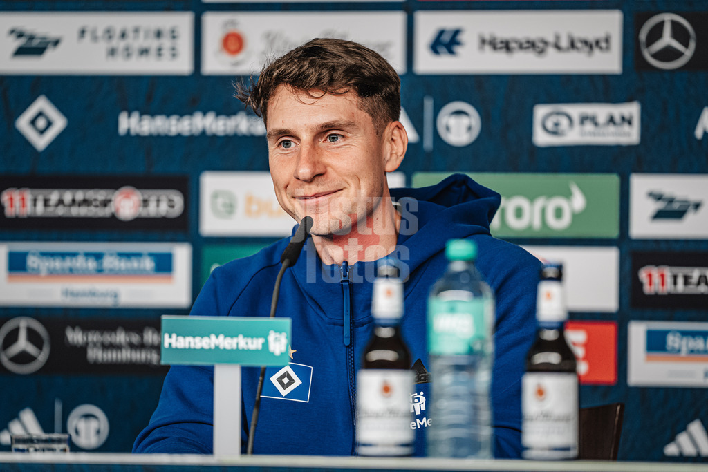 Fußball | Männer | Saison 2024/2025 | 2. Fußball-Bundesliga | 23. Spieltag | Hamburger SV vs. 1. FC Kaiserslautern | 21.02.2025 | Loic Fave (HSV) heute als Trainer bei der Pressekonferenz PK für Merlin Polzin (HSV)
