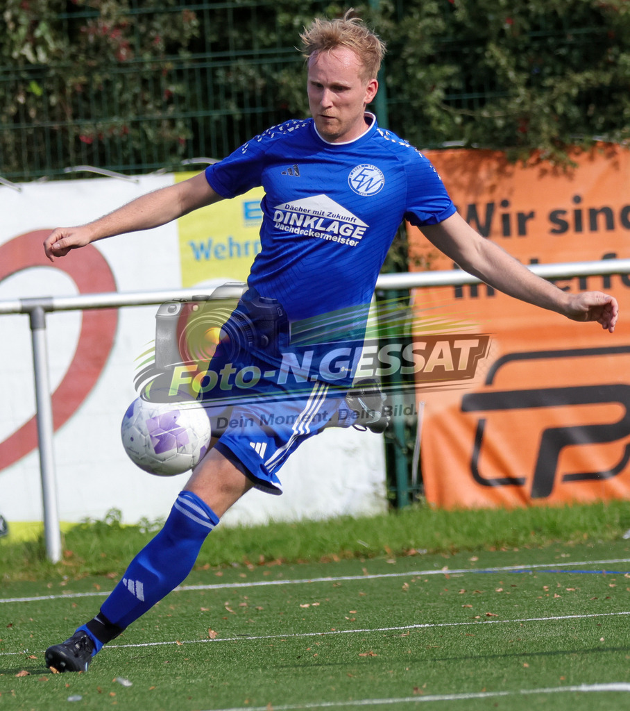 SV Enger-Westerenger - TuS Bruchmühlen | Auf dem Bild zu sehen: blau SV Enger-Westerenger: Henrik Jablonowski SV Enger-Westerenger, TuS Bruchmühlen, Saison 26/27, Kreisliga A, Enger, Deutschland - Realisiert mit Pictrs.com